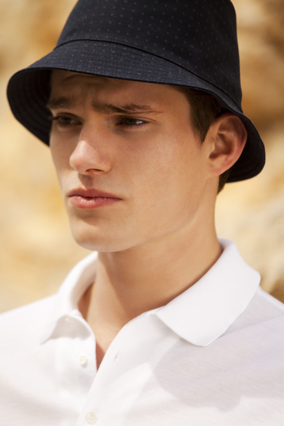 Foto de un chico usando la gorra BRAIS